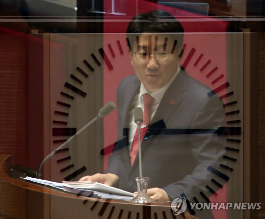 자유한국당 권성동 의원이 24일 오전 국회 본회의에서 선거법개정에 반대하는 무제한 토론을 하고 있다. (사진=연합뉴스)